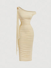 Vestido Midi de Decote Único e Detalhe Drapeado