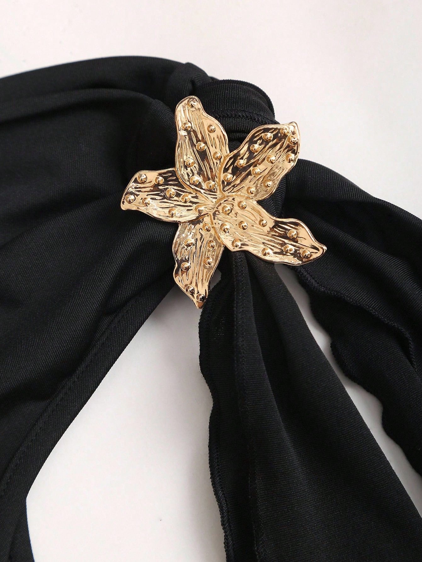 Vestido de Silhueta Marcada com Decote Assimétrico