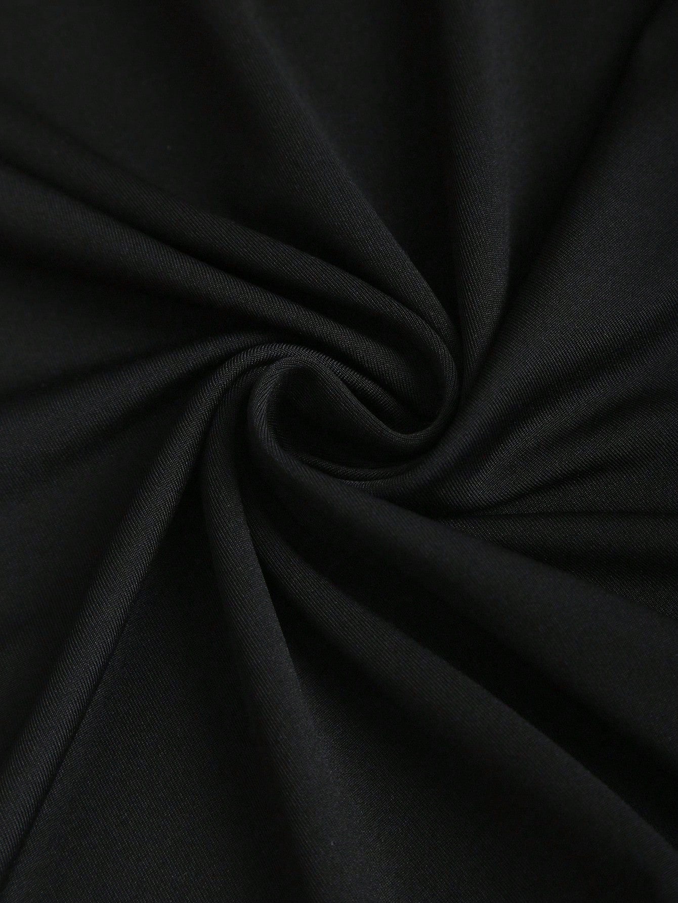 Vestido de Silhueta Marcada com Decote Assimétrico