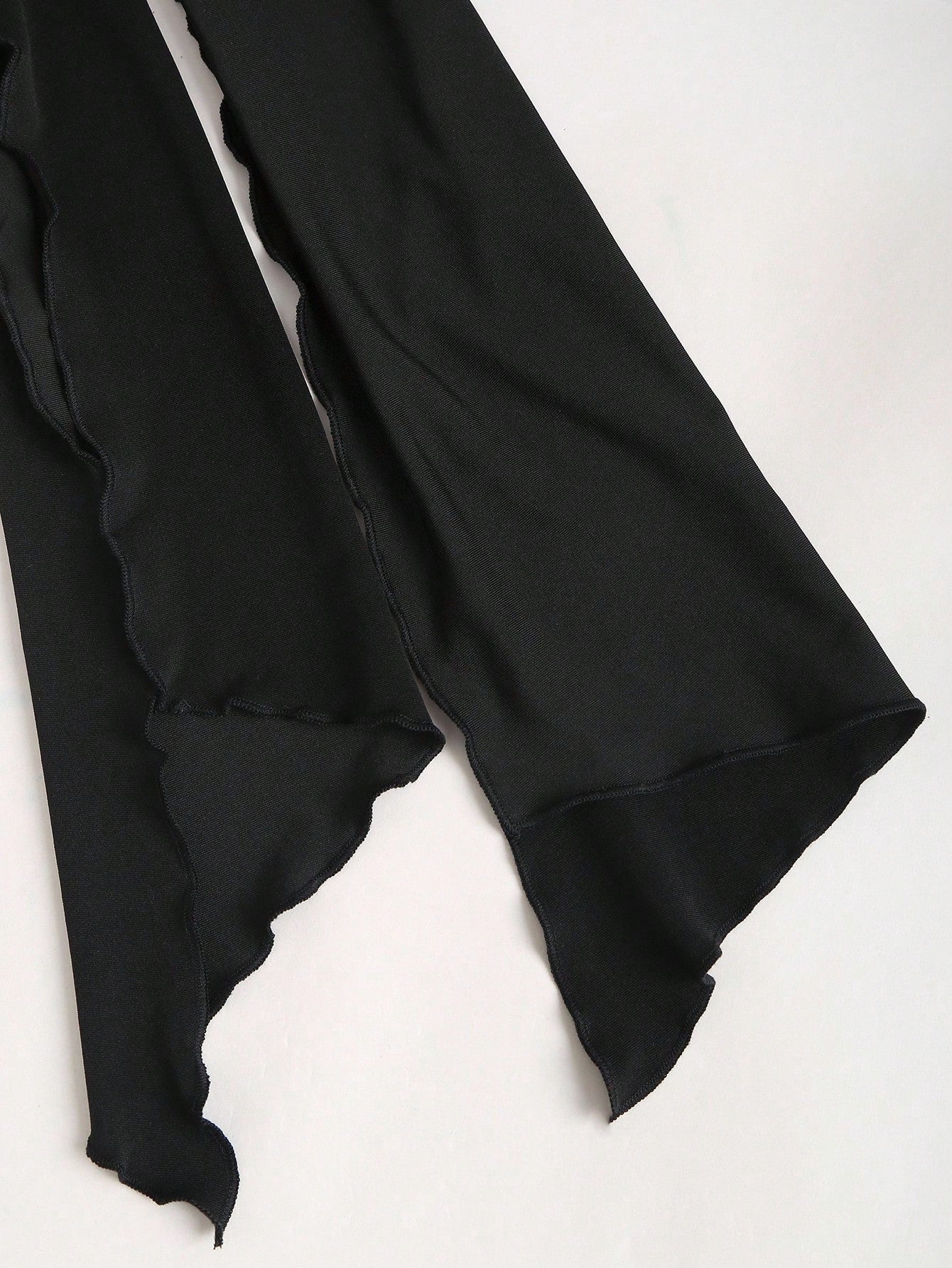 Vestido de Silhueta Marcada com Decote Assimétrico