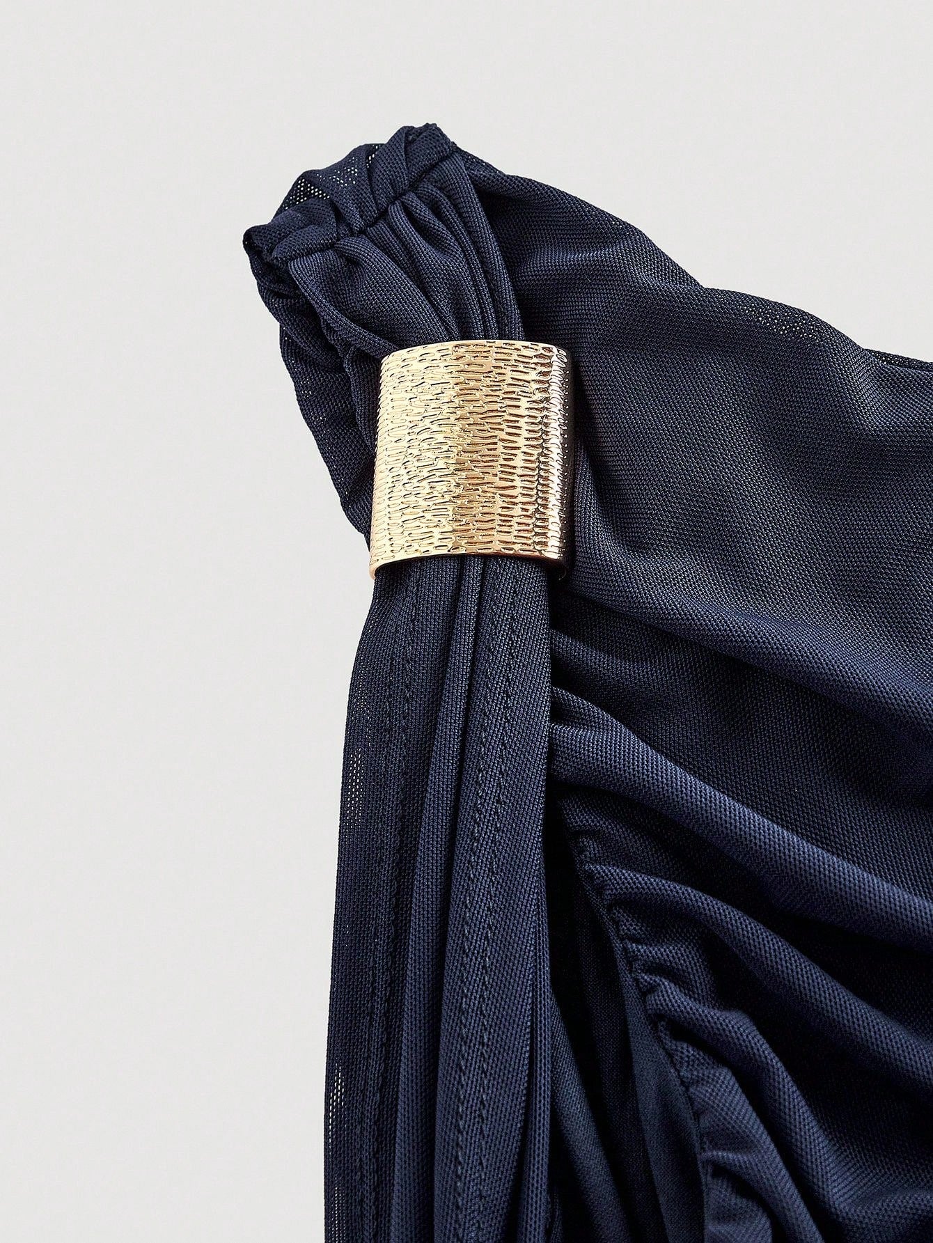 Vestido Midi de Decote Único e Detalhe Drapeado