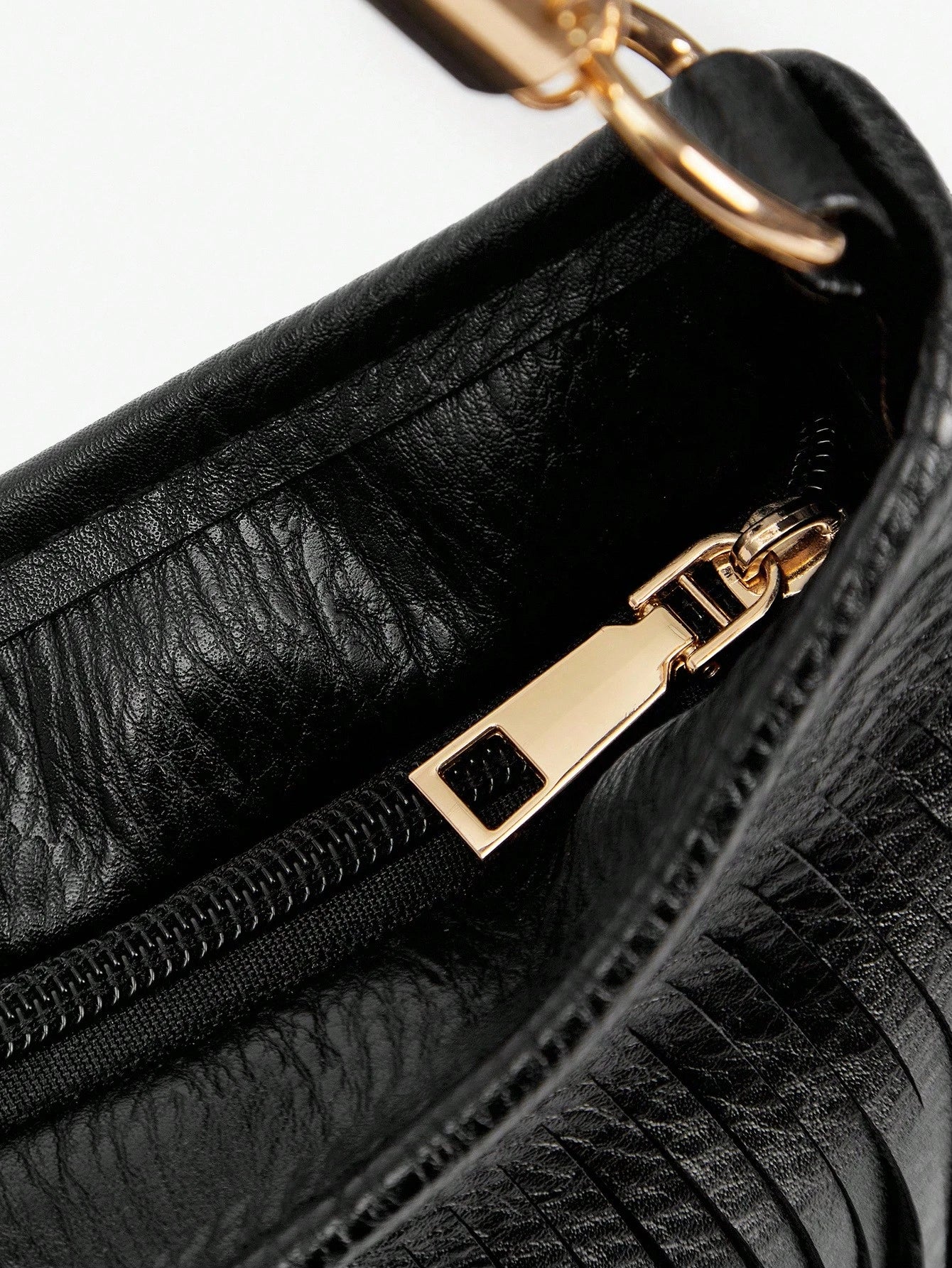Bolsa Hobo de Couro Ecológico com Borlas