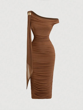 Vestido Midi de Decote Único e Detalhe Drapeado
