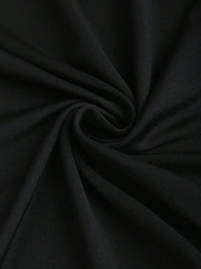 Vestido de Silhueta Marcada com Decote Assimétrico