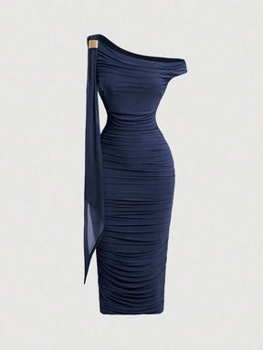 Vestido Midi de Decote Único e Detalhe Drapeado